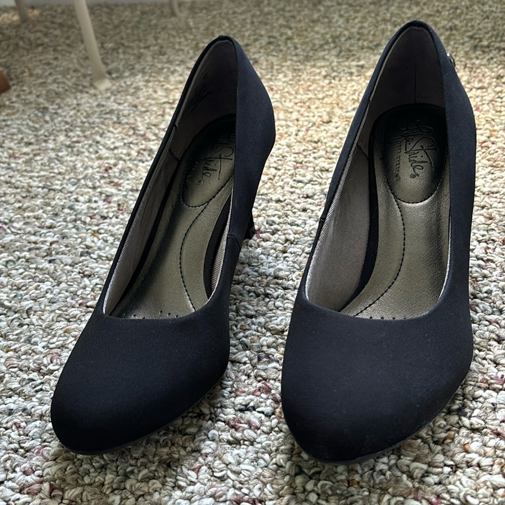 Size 7 black womens high heels. Never worn!!!